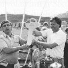 Stefn Gunnlaugsson og Gumundur Heireksson fagna 1986 egar KA-Heimili er teki  notkun