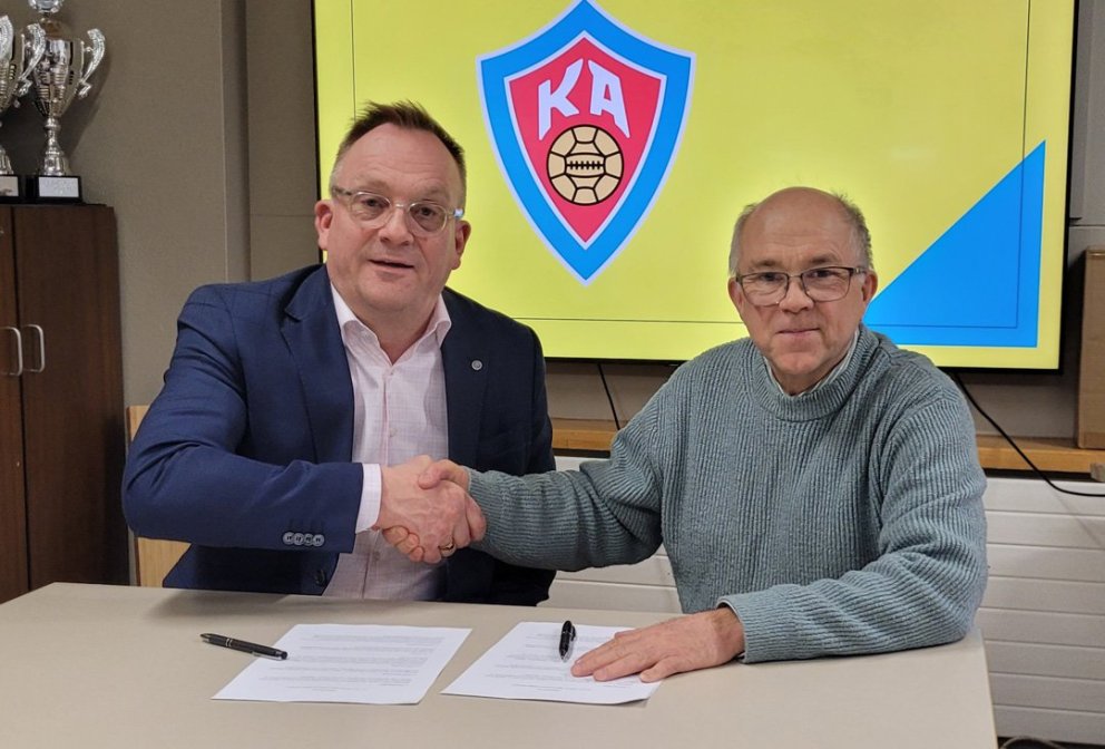 Eiríkur S. Jóhannsson og Óskar Þór Halldórsson handsala samninginn góða