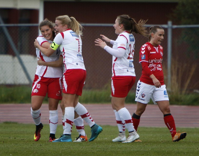 Rakel, Sandra og Andrea fagna marki gegn Val.