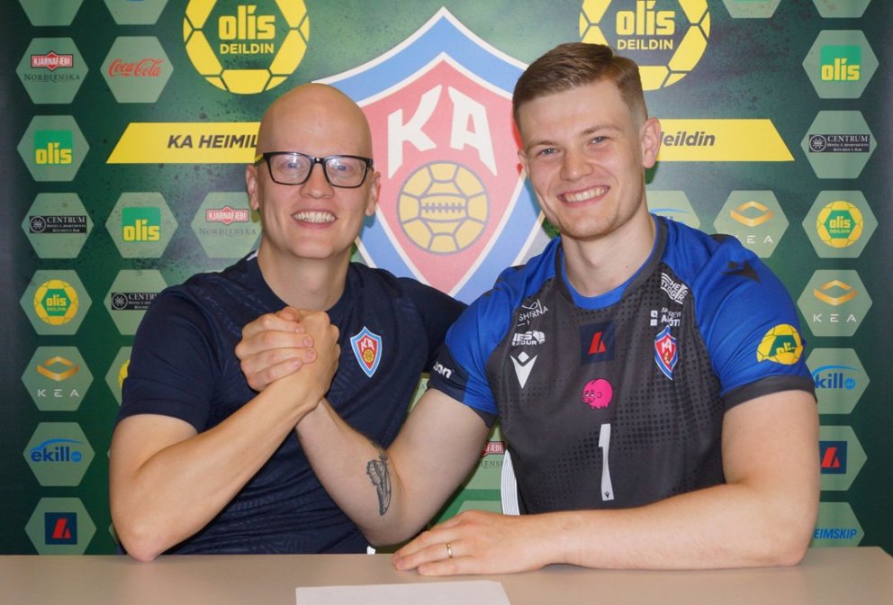 Jón Heiðar Sigurðsson formaður handknattleiksdeildar og Svavar Ingi sáttir við undirritunina