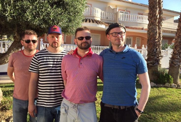 Freddi ásamt bræðrum sínum.Hann er annar frá hægri