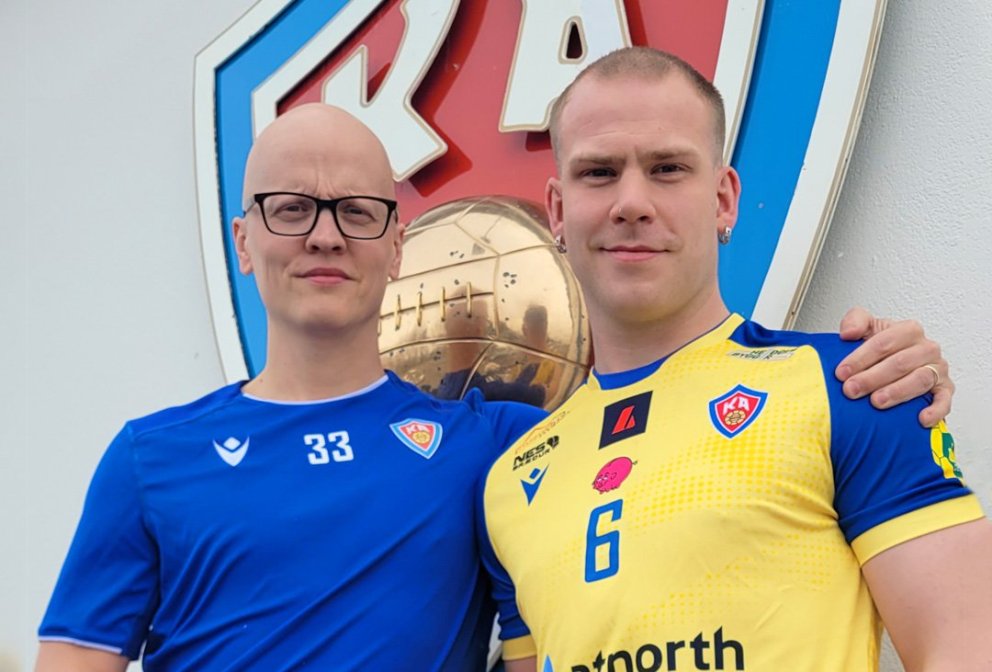 Jón Heiðar Sigurðsson formaður handknattleiksdeildar og Arnór Ísak ánægðir við undirritunina í dag