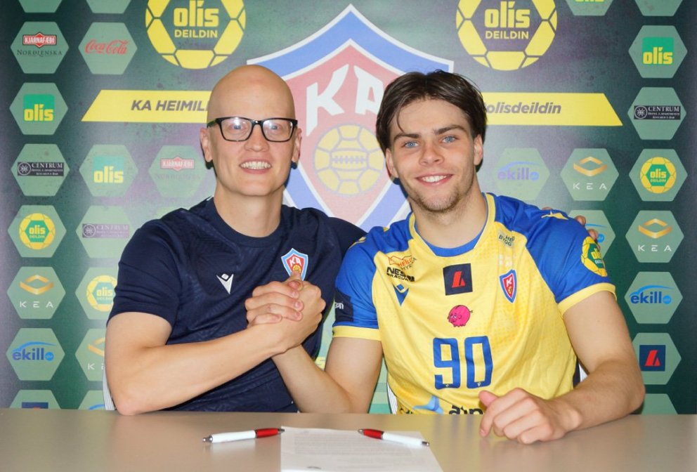 Jón Heiðar Sigurðsson formaður handknattleiksdeildar og Aron Daði við undirritunina