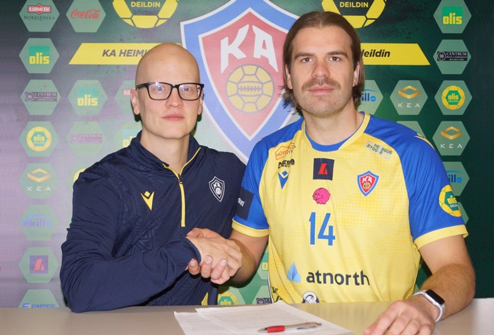 Jón Heiðar Sigurðsson formaður handknattleiksdeildar og Bjarni Ófeigur sáttir við undirritunina