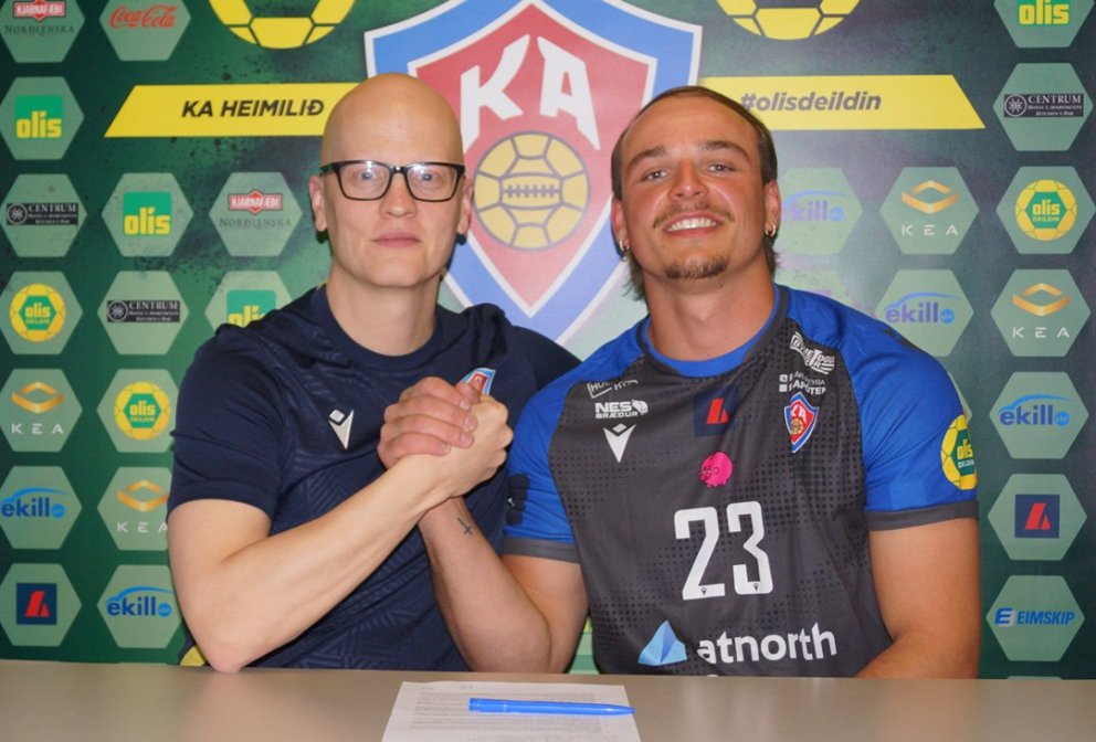 Jón Heiðar Sigurðsson formaður handknattleiksdeildar KA og Bruno Bernat sáttur við undirritunina
