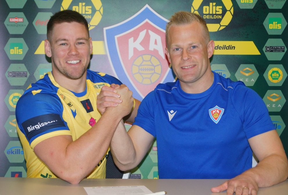 Danni og Andri Snær sáttir við undirritunina í KA-Heimilinu í dag