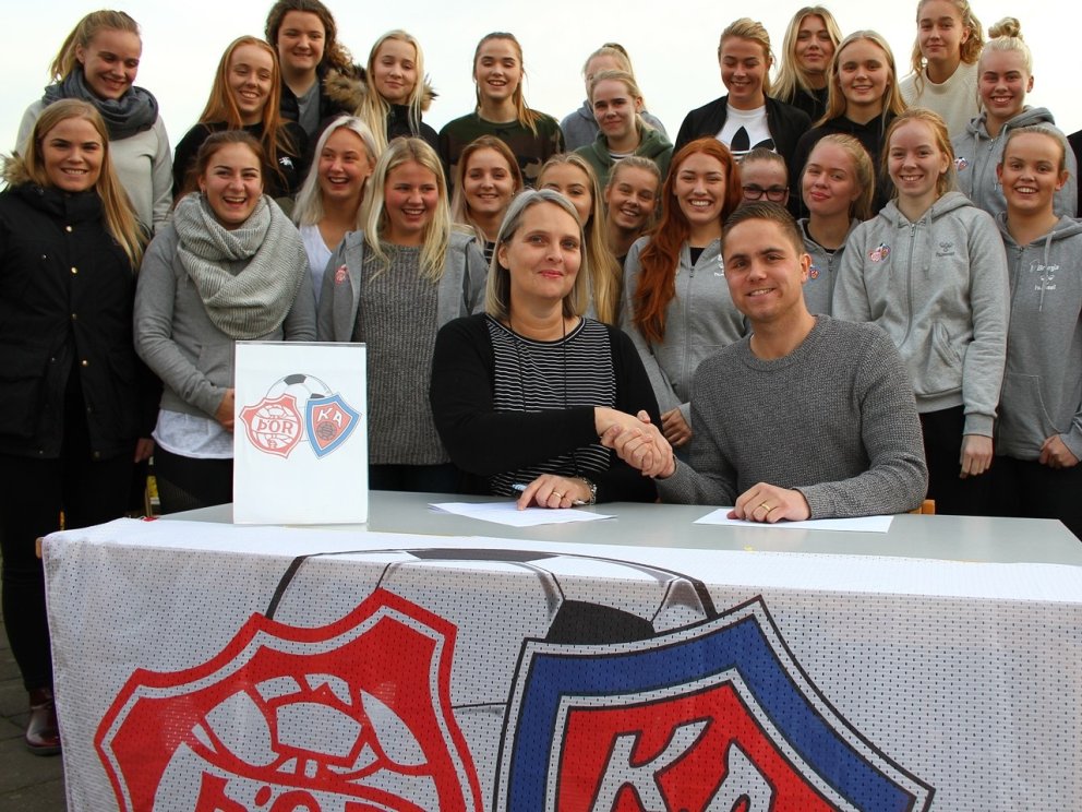 Donni ásamt leikmönnum Þór/KA.