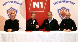 Við undirritun samstarfssamningsins í gær. Frá vinstri: Gunnar Gunnarsson, framkvæmdastjóri knattspy&hellip;