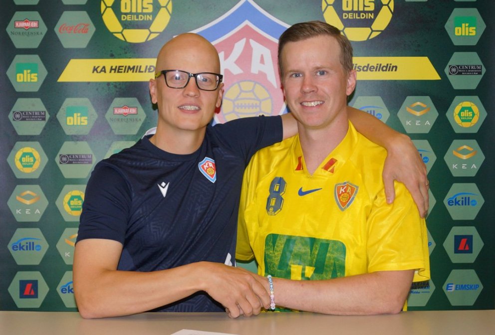 Jón Heiðar formaður handknattleiksdeildar KA og Einar Rafn sáttir við undirritunina í dag