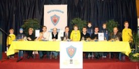 Myndina tók Þórir Ó. Tryggvason við undirritun styrktarsamninganna. Við borðið sitja frá vinstri: Fr&hellip;