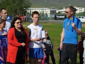 Hrefna formaður KA og Eiríkur Björn bæjarstjóri veita viðurkenningunum viðtöku.