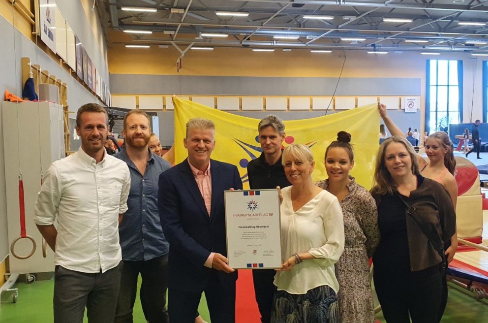 Stjórn & skrifstofustjóri tóku á móti viðurkenningunni fyrir hönd FIMAK