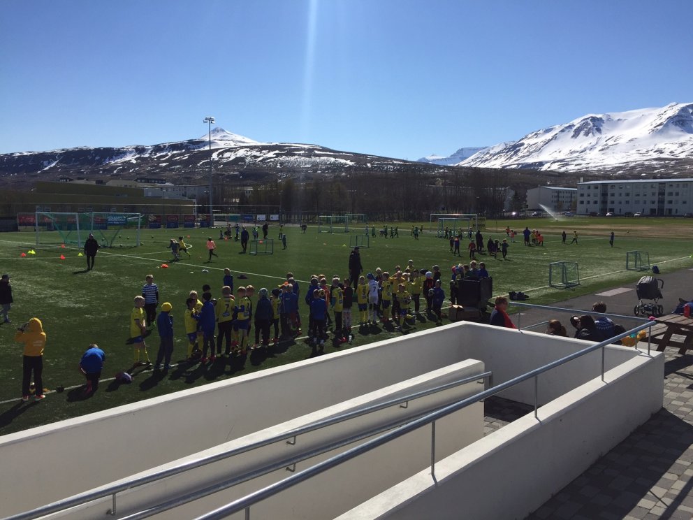 Líf og fjör á gervigrasinu okkar!