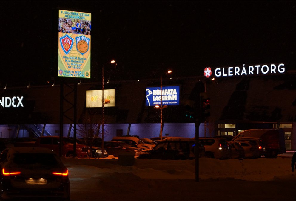Kíkið á skjáinn við Glerártorg á rauðu ljósi!