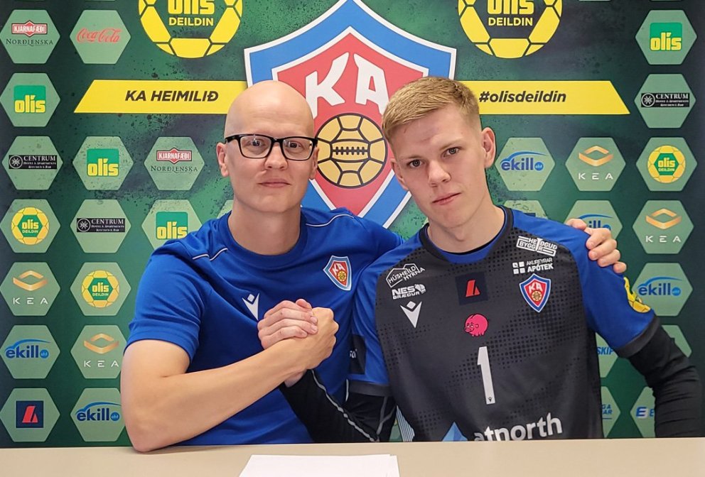 Velkominn í KA! Jón Heiðar Sigurðsson formaður handknattleiksdeildar KA og Guðmundur Helgi sáttir vi…