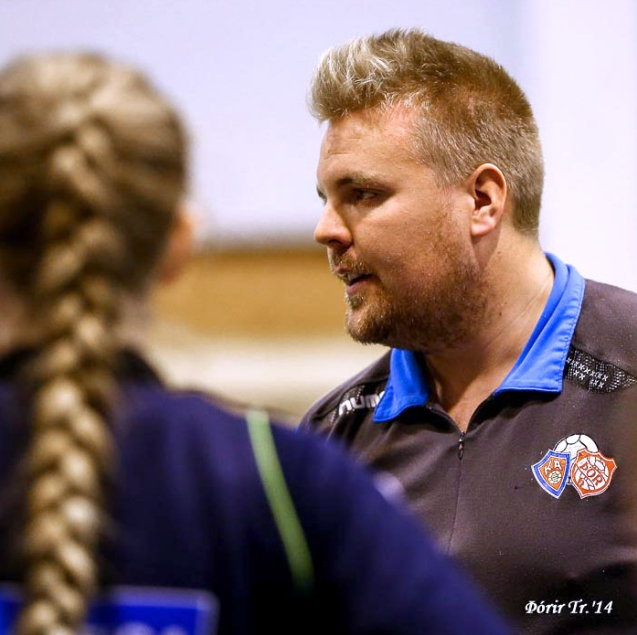 Gunnar Ernir þjálfari leggur á ráðin