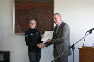 Erla tekur við skjalinu fyrir hönd FIMAK