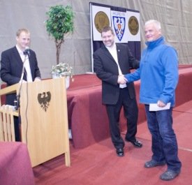 Jón Óðinn tekur við viðurkenningu vegna Íslandsmeistara fyrir hönd KA