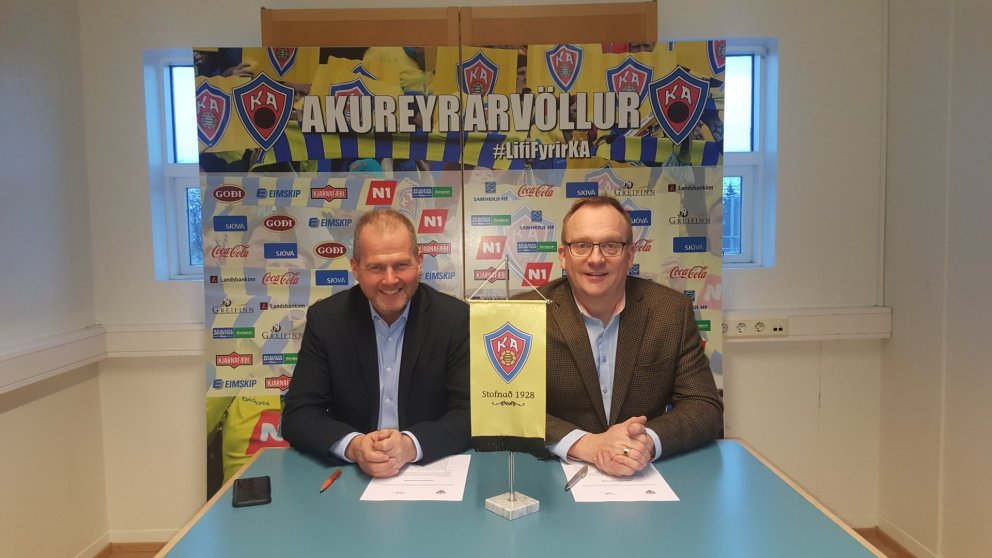 Eiríkur og Jón Birgir við undirskriftina