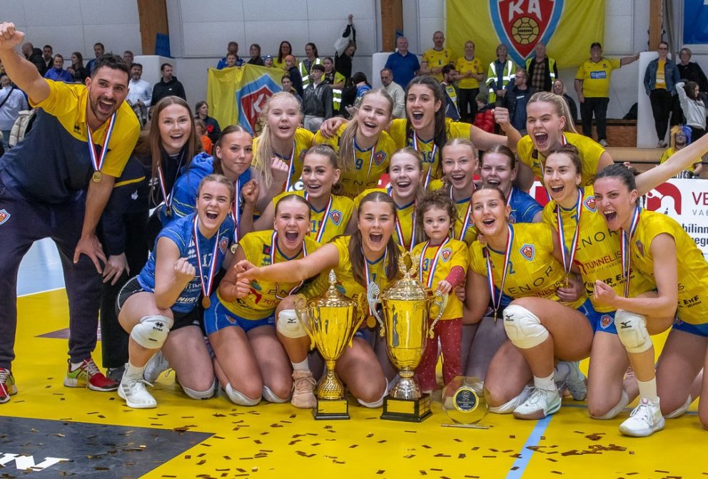 Mateo þjálfari ársins og blakstelpurnar lið ársins