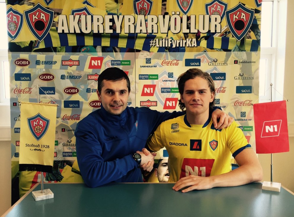 Ívar og Túfa við undirskriftina í dag.