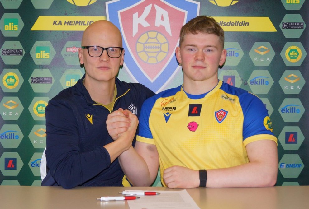 Jón Heiðar formaður handknattleiksdeildar og Jens Bragi sáttir við undirritunina í dag