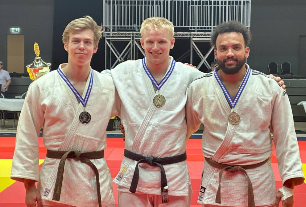 Birgir til vinstri með verðlaun sín