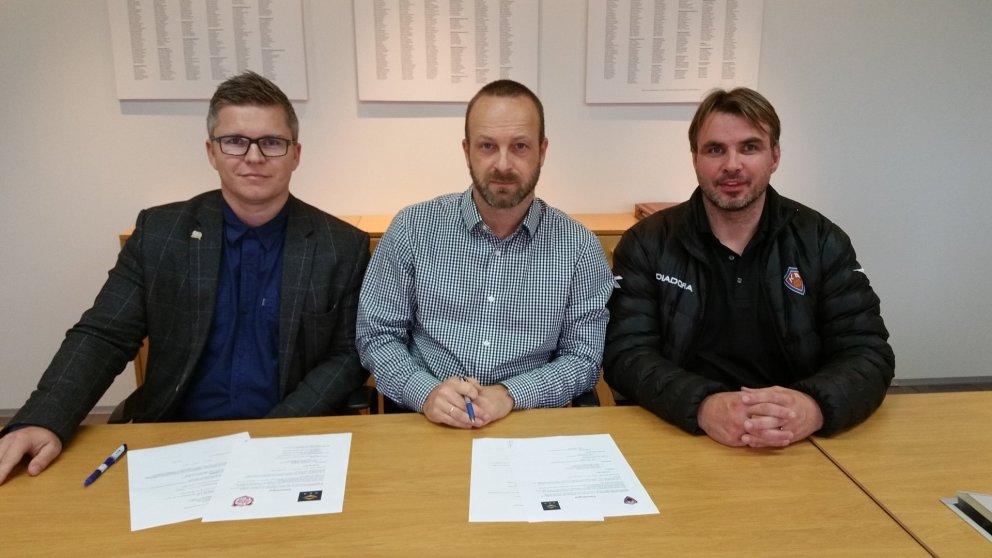 Mynd tekin við undirskrift.