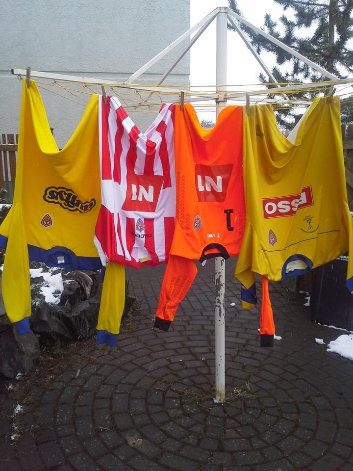 Hér má sjá KA-treyjur út á snúru í Dalsgerði