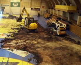 Allt er komið á fullt í að rífa upp gamla gólfið í íþróttahúsinu.