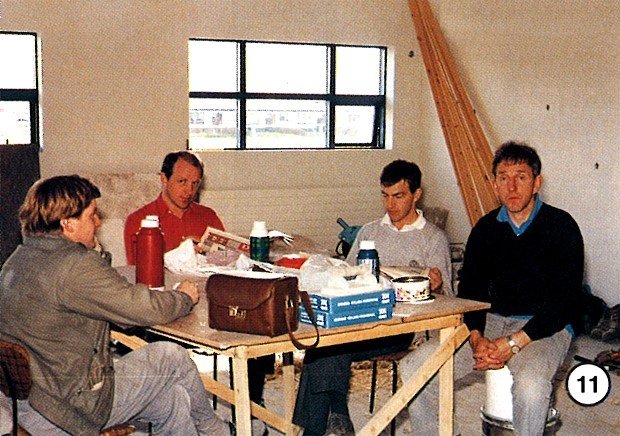 Stefán lengst til hægri við byggingu félagsheimils