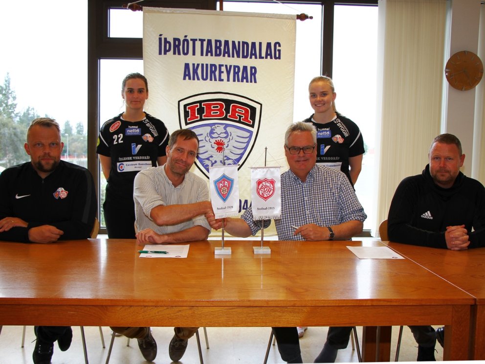 Við undirskrift samningsins