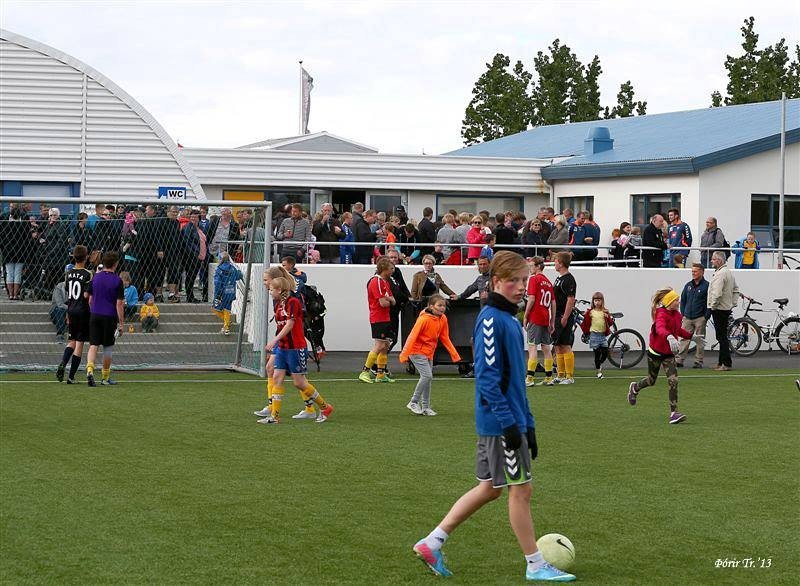 Það er oft mikið líf á gervigrasinu.