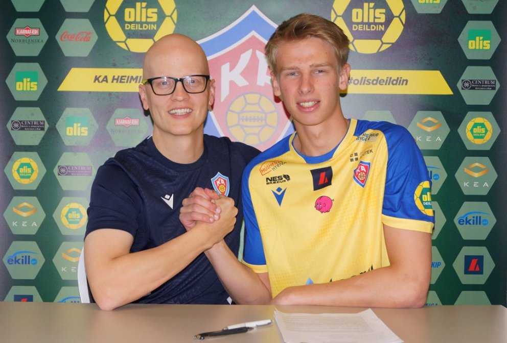 Jón Heiðar Sigurðsson formaður handknattleiksdeildar og Leó við undirritunina í dag