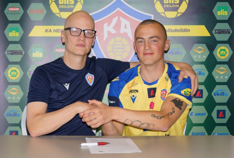 Jón Heiðar Sigurðsson formaður handknattleiksdeildar og Logi við undirritunina