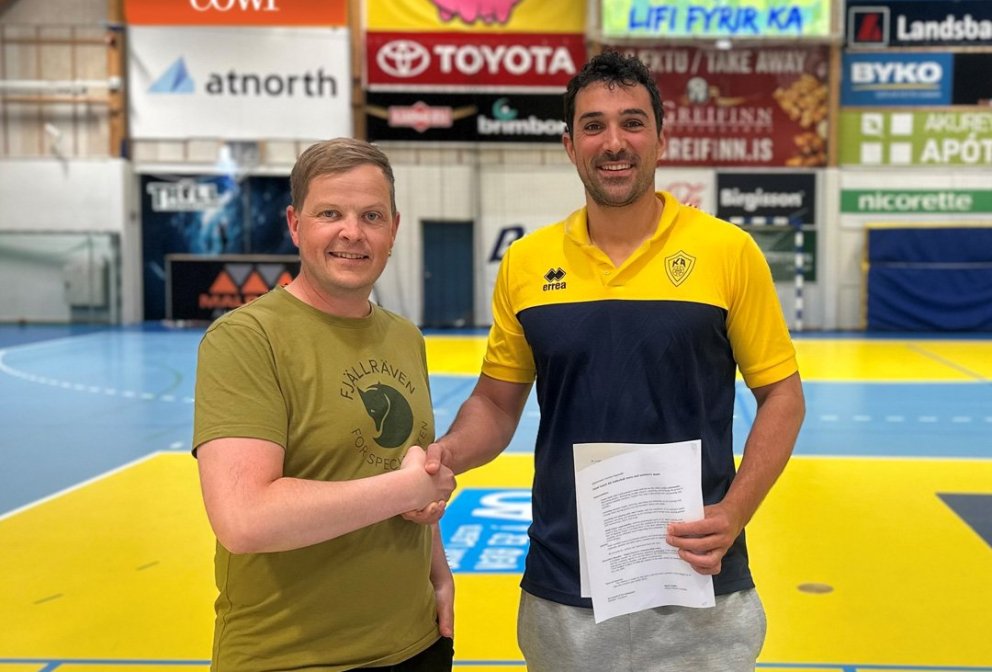 Steinþór Traustason formaður blakdeildar og Mateo sáttir við undirritunina