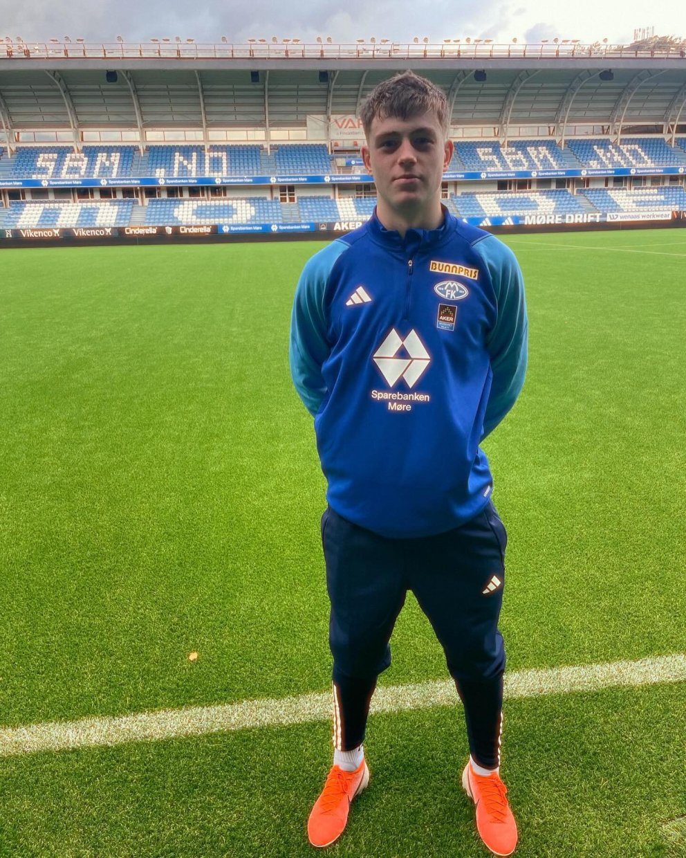 Mikael í æfingagalla Molde