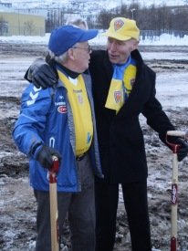 Siguróli Sigurðsson og Þormóður Einarsson að lokinni fyrstu skóflustungunni á KA-svæðinu í dag.