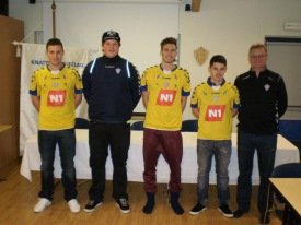 Fjórir leikmenn í KA-treyjunni ásamt Bjarna Jóhannssyni, þjálfara.