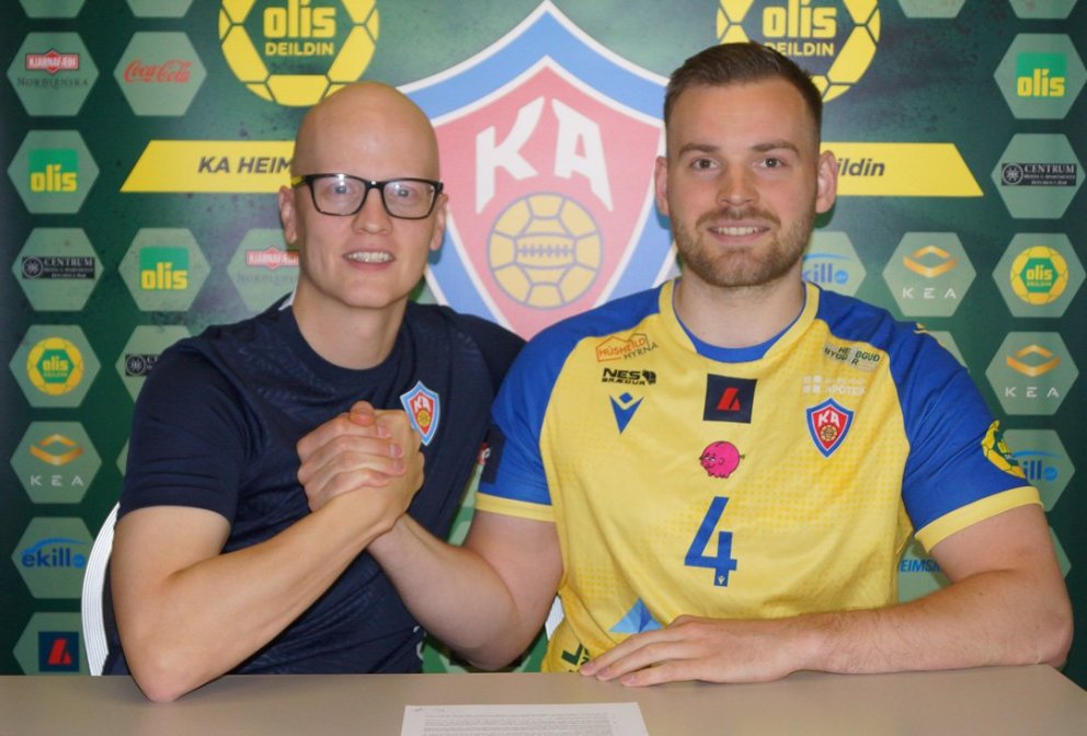 Jón Heiðar Sigurðsson formaður handknattleiksdeildar og Patti handsala samninginn góða