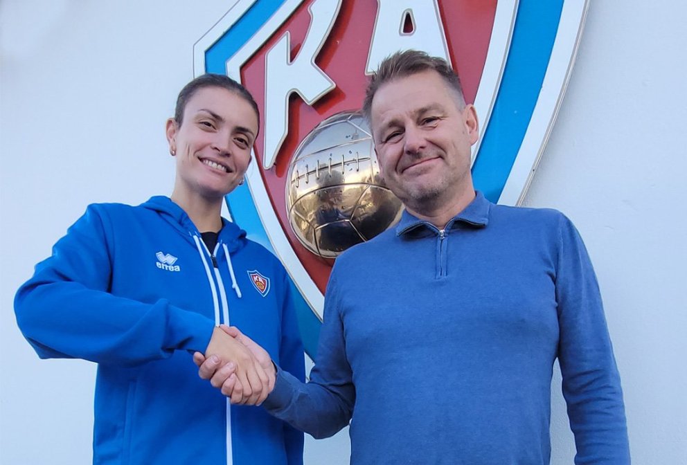 Paula og Brynjar Gauti Jóhannsson sátt við undirritunina