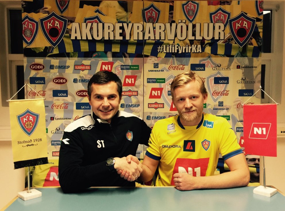 Pétur og Túfa þjálfari við undirskriftina í dag.