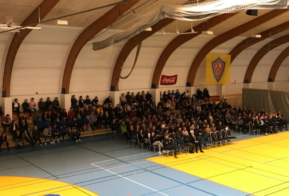 KA menn sýndu samstöðu og fjölmenntu á fundinn