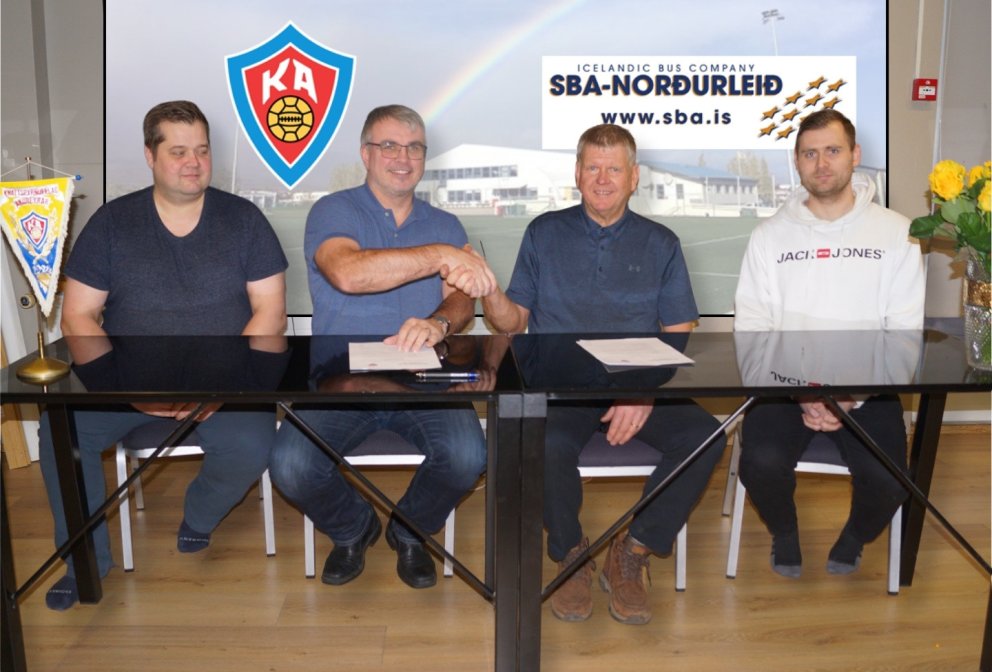 Sævar og Gunnar handsala samninginn góða