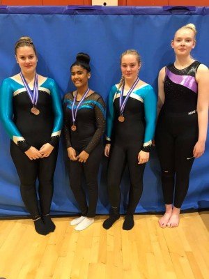 Níu stúlkur kepptu í stökkfimi á Akranesi