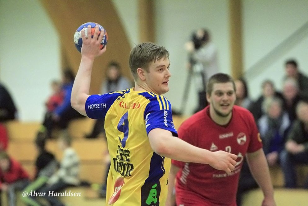 Áki Egilsnes skrifar undir samning við KA