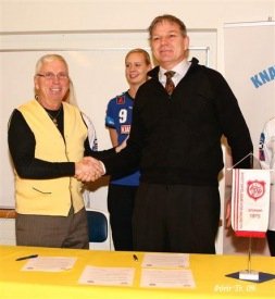 Stefán og Sigfús takast í hendur eftir undirskrift samningana