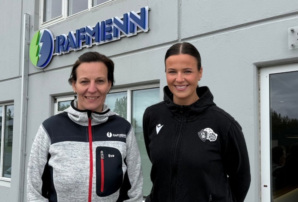 Eva skrifstofustjóri Rafmanna ásamt Tinnu Valgerði við undirritunina