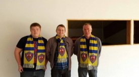 Menn mátuðu trefilinn.