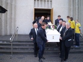 Kista Böggu Nella borin úr Akureyrarkirkju í dag.